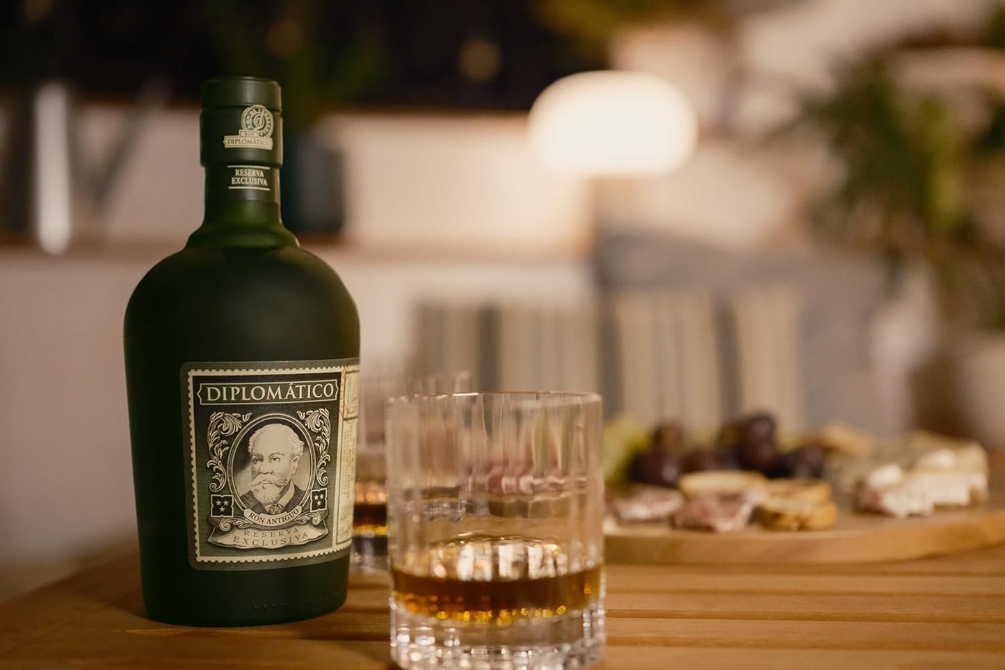 Rum Diplomatico Reserva Exclusiva con due bicchieri